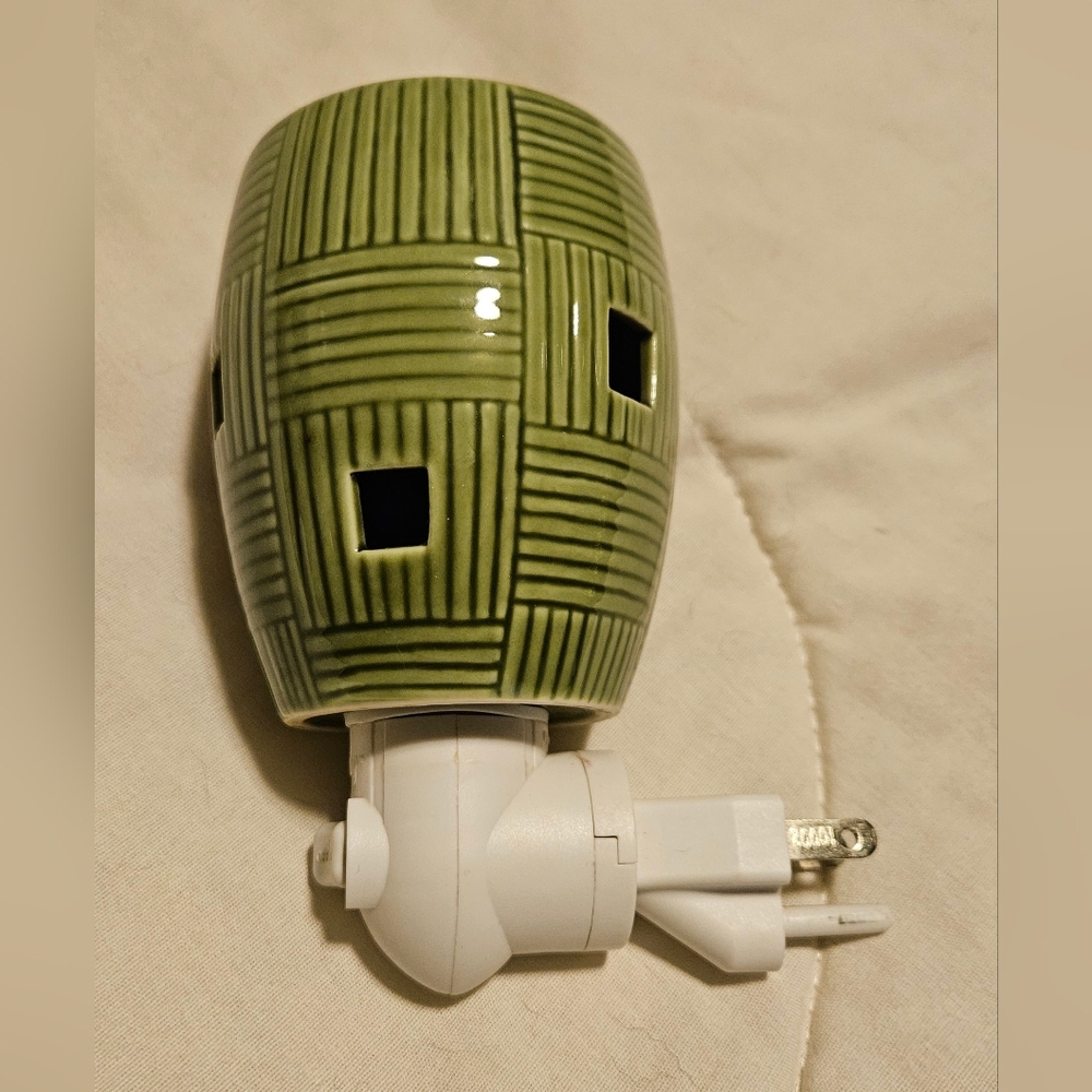 Scentsy Retired Weave Green Plug In Wax Warmer